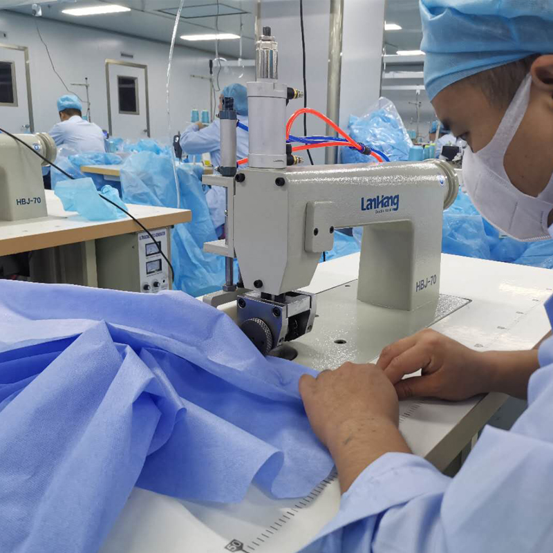 Megkezdjük sürgõsen szükséges orvosi elkülönítési ruhák gyártását az egészségügyi dolgozók számára